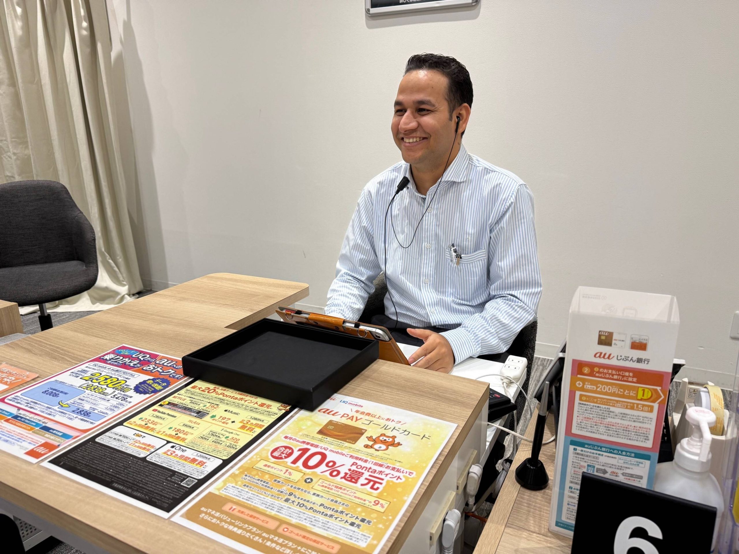 笑顔で接客する外国人従業員の写真