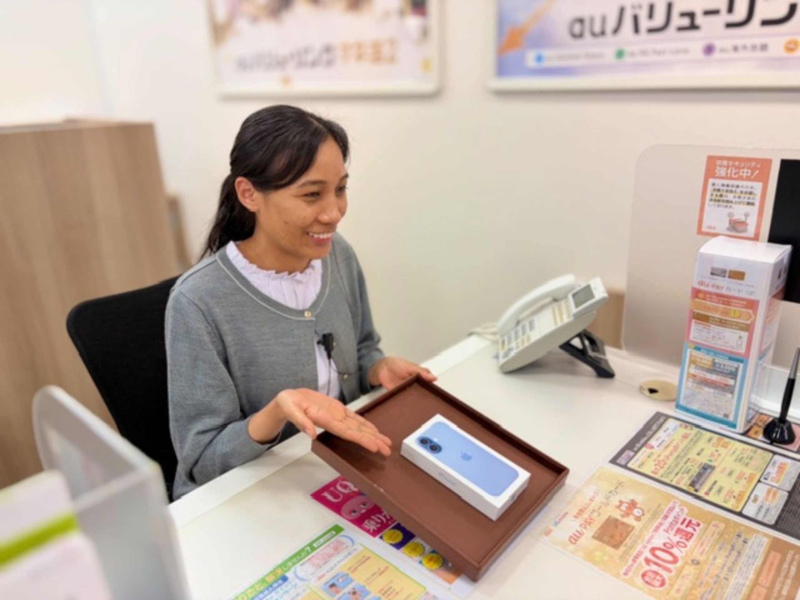 笑顔で接客する外国人従業員の写真