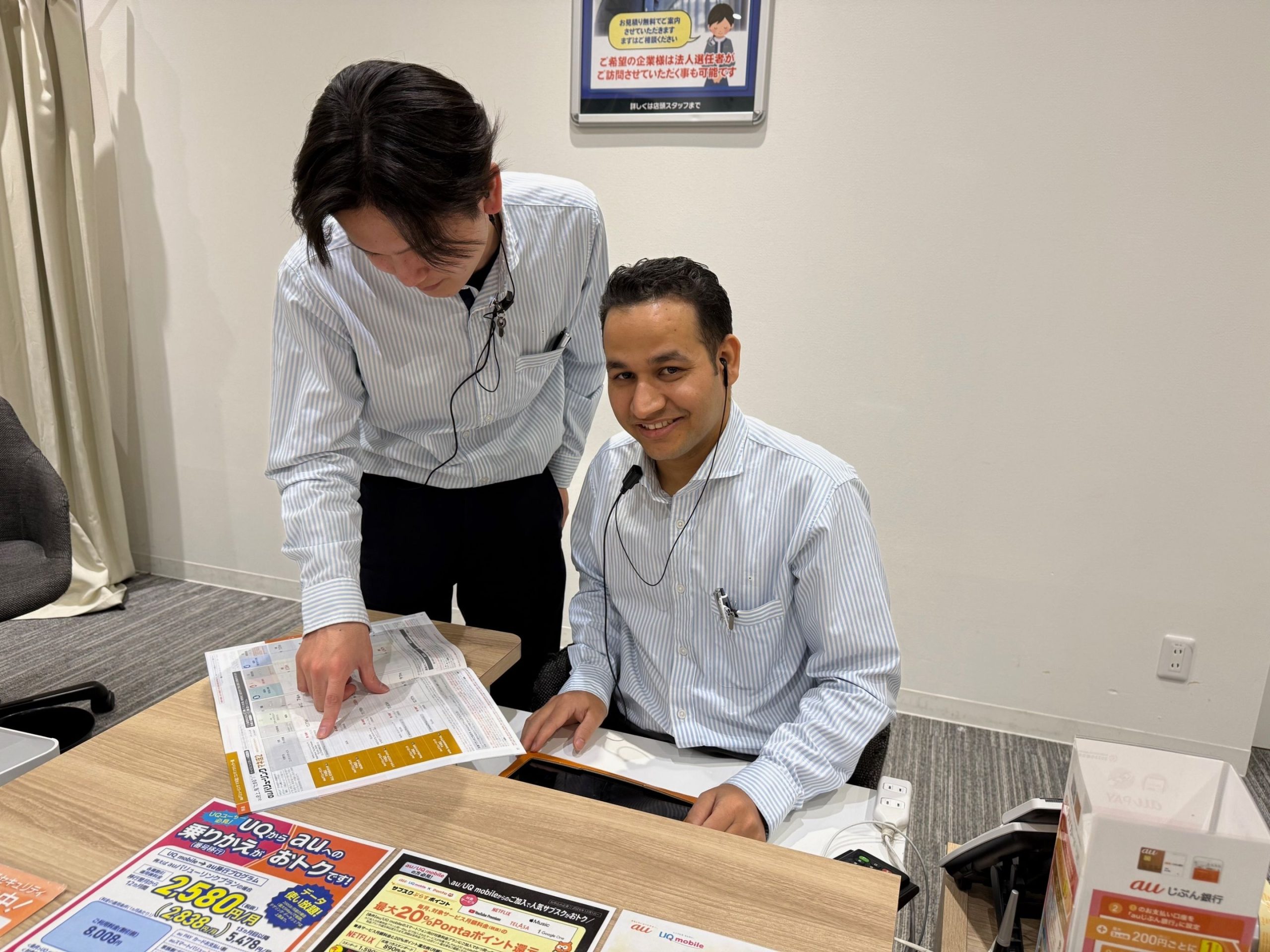 笑顔で働く外国人従業員の写真