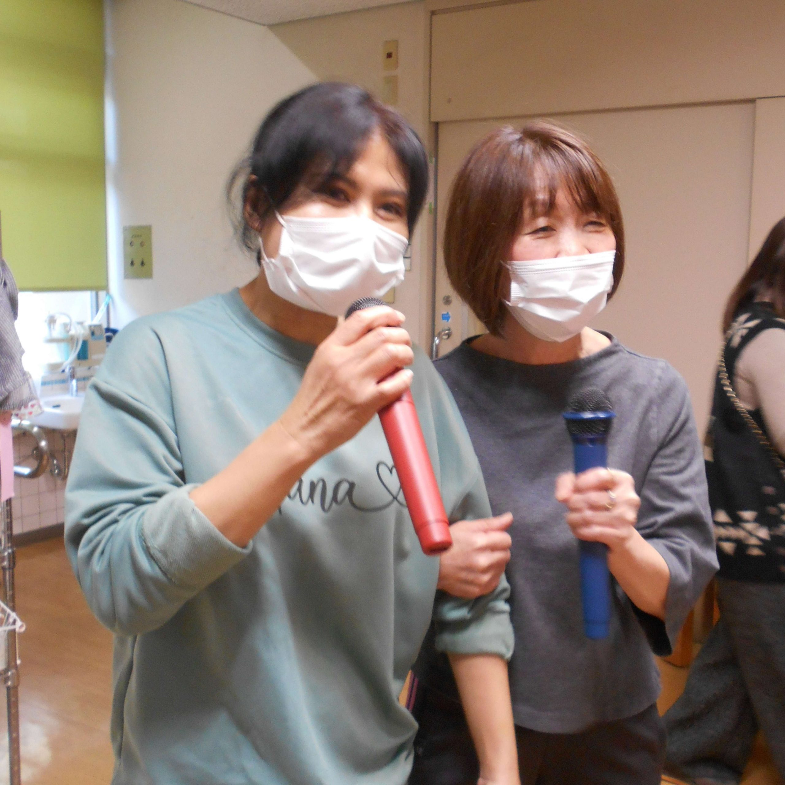 歌っている写真