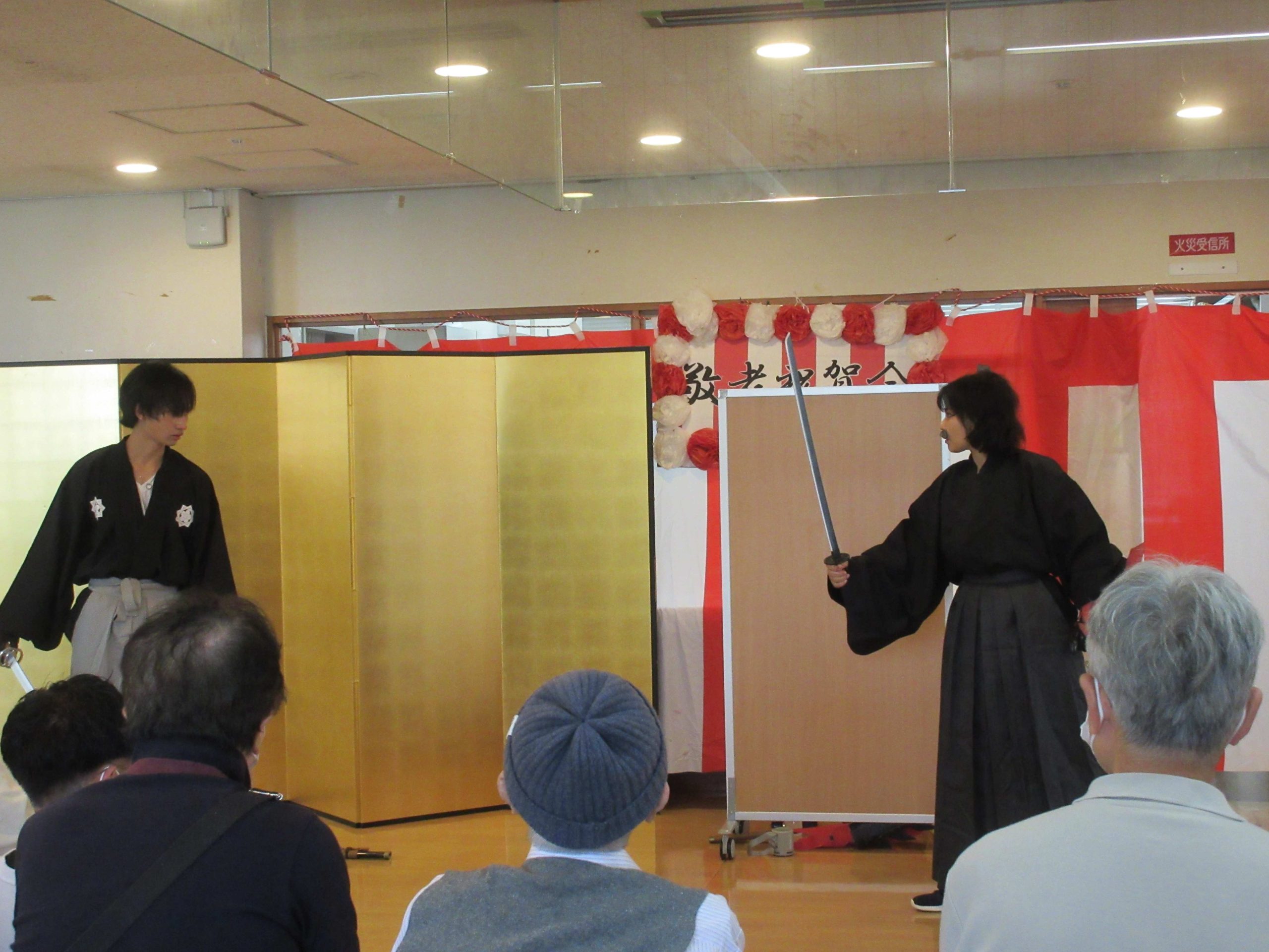 殺陣をする写真