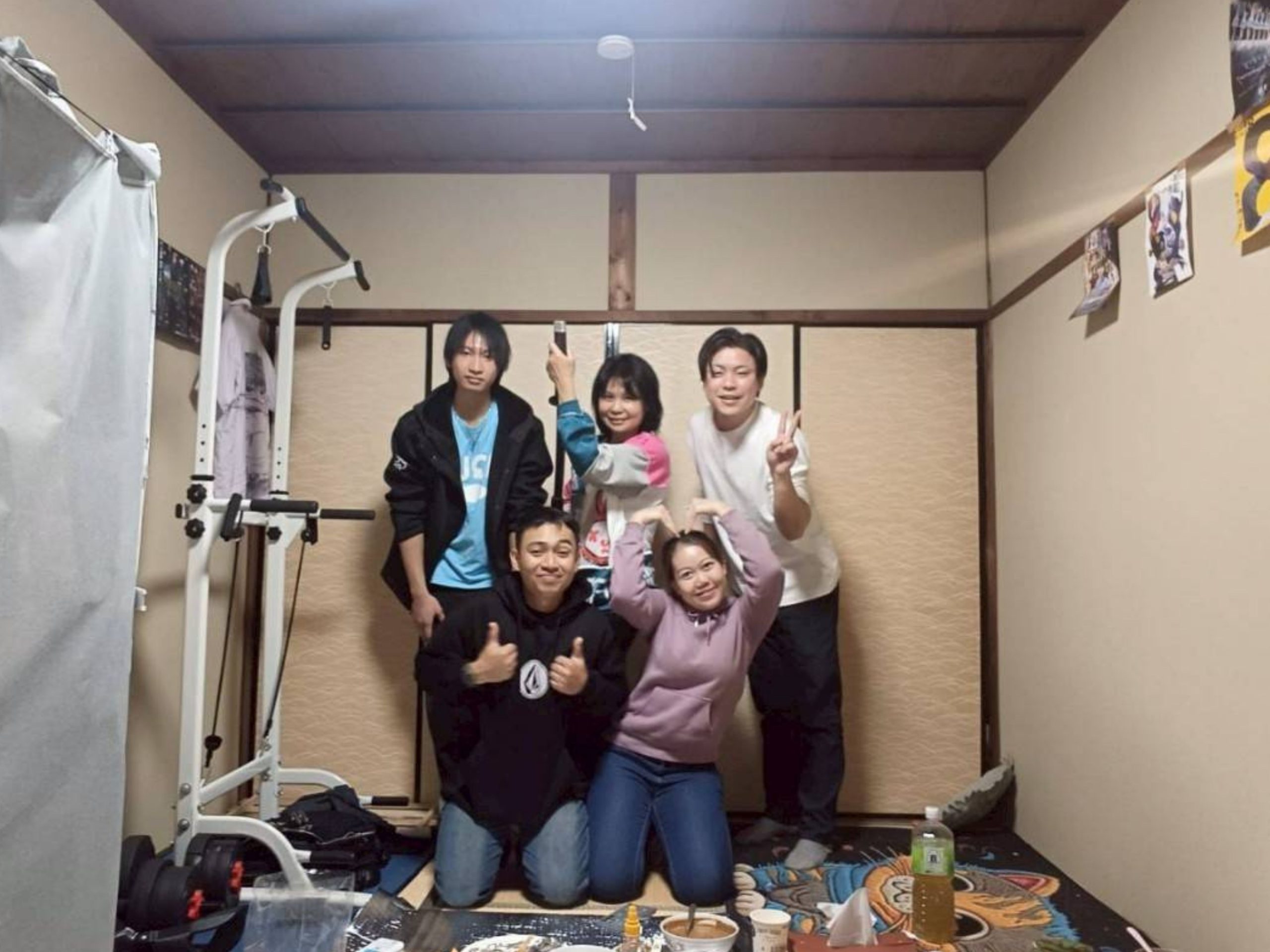 外国人職員が食事会をする様子の写真